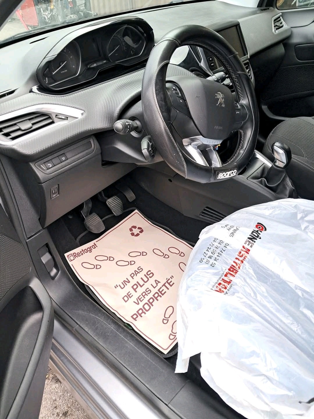 Nettoyage de l'intérieur d'une voiture, volant et tableau de bord